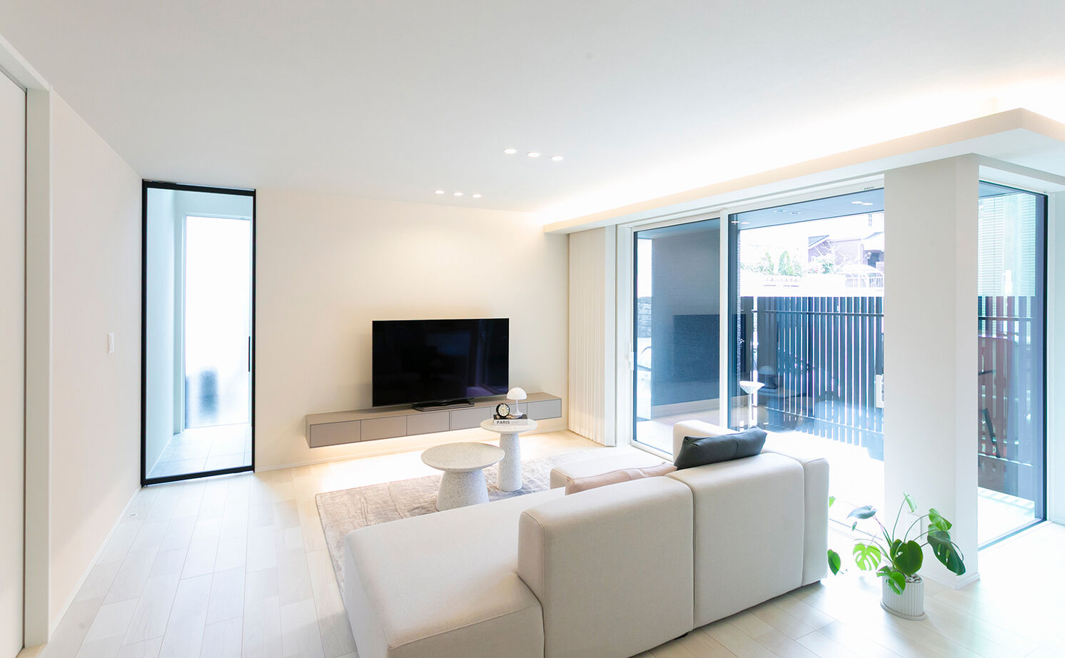 アイ工務店 【延床35.9坪／吹き抜け玄関／納戸／間取り図】オブジェのような照明が映える、白が基調のフェミニンな空間の建築実例画像7