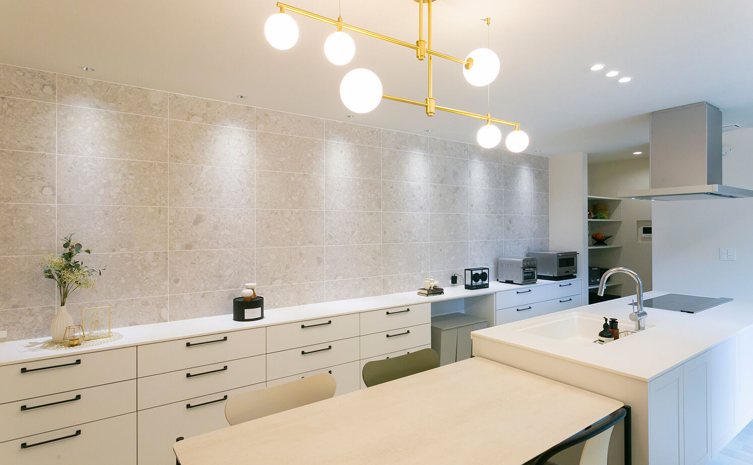 アイ工務店 【延床35.9坪／吹き抜け玄関／納戸／間取り図】オブジェのような照明が映える、白が基調のフェミニンな空間の建築実例画像8