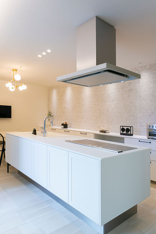 アイ工務店 【延床35.9坪／吹き抜け玄関／納戸／間取り図】オブジェのような照明が映える、白が基調のフェミニンな空間の建築実例画像9