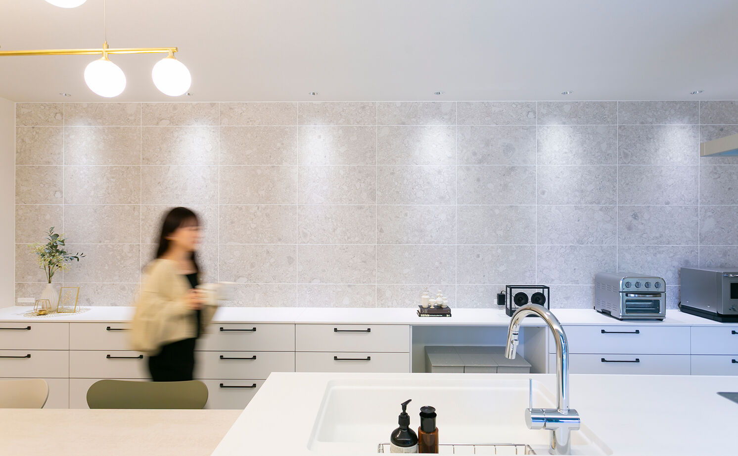 アイ工務店 【延床35.9坪／吹き抜け玄関／納戸／間取り図】オブジェのような照明が映える、白が基調のフェミニンな空間の建築実例画像10