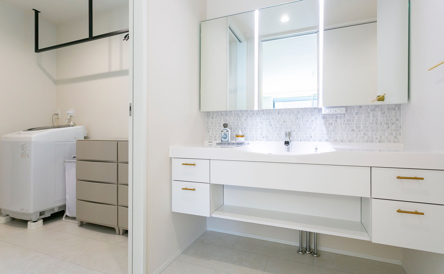 アイ工務店 【延床35.9坪／吹き抜け玄関／納戸／間取り図】オブジェのような照明が映える、白が基調のフェミニンな空間の建築実例画像11