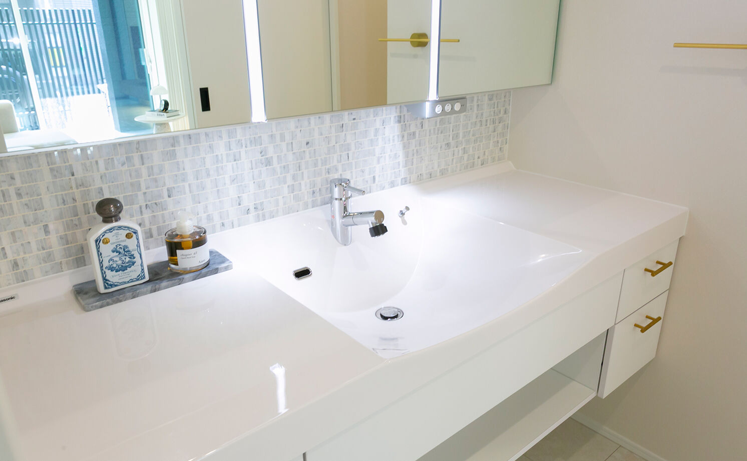 アイ工務店 【延床35.9坪／吹き抜け玄関／納戸／間取り図】オブジェのような照明が映える、白が基調のフェミニンな空間の建築実例画像12