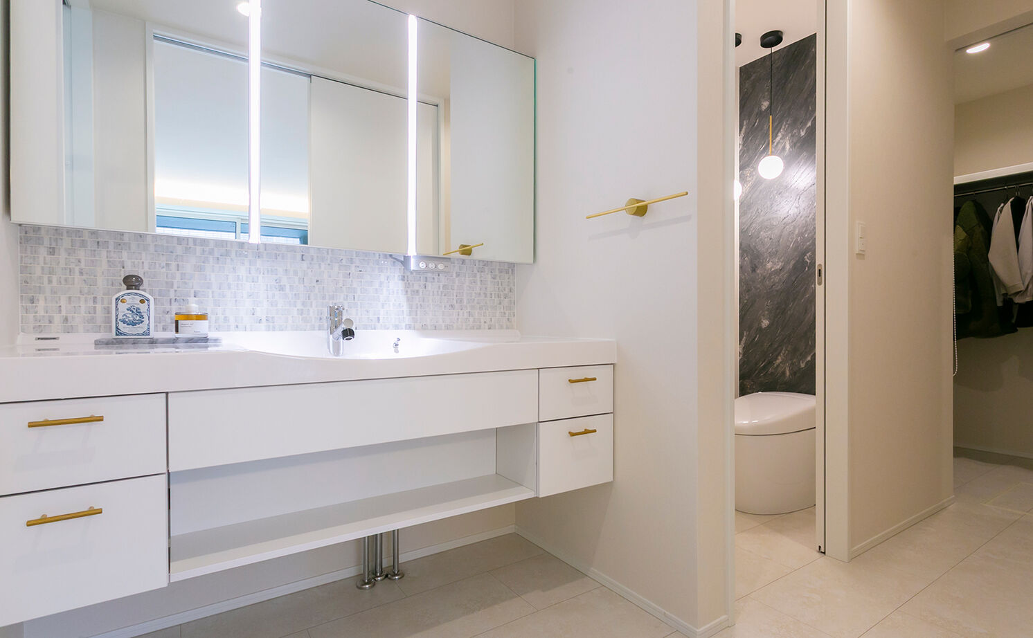 アイ工務店 【延床35.9坪／吹き抜け玄関／納戸／間取り図】オブジェのような照明が映える、白が基調のフェミニンな空間の建築実例画像13