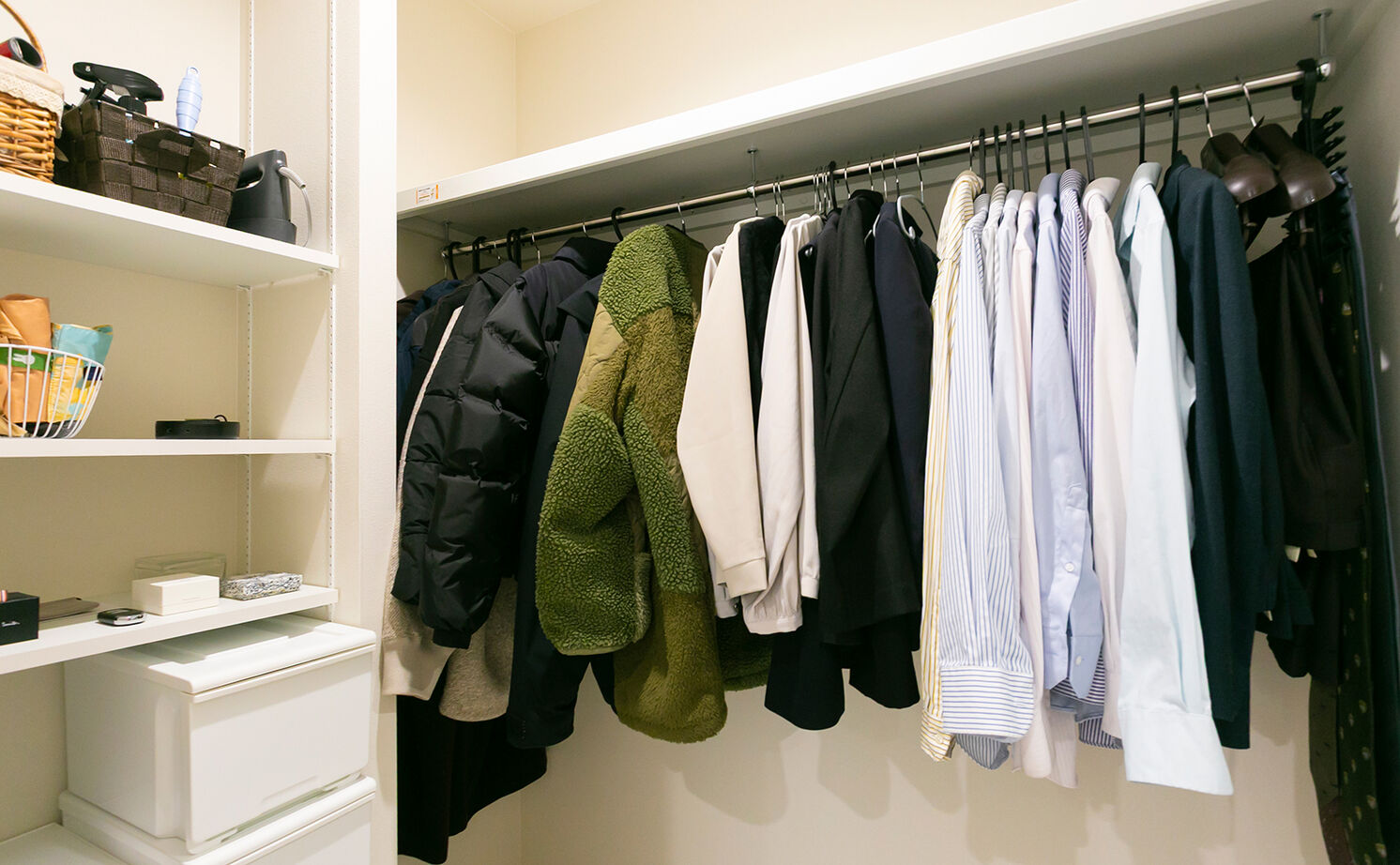 アイ工務店 【延床35.9坪／吹き抜け玄関／納戸／間取り図】オブジェのような照明が映える、白が基調のフェミニンな空間の建築実例画像14