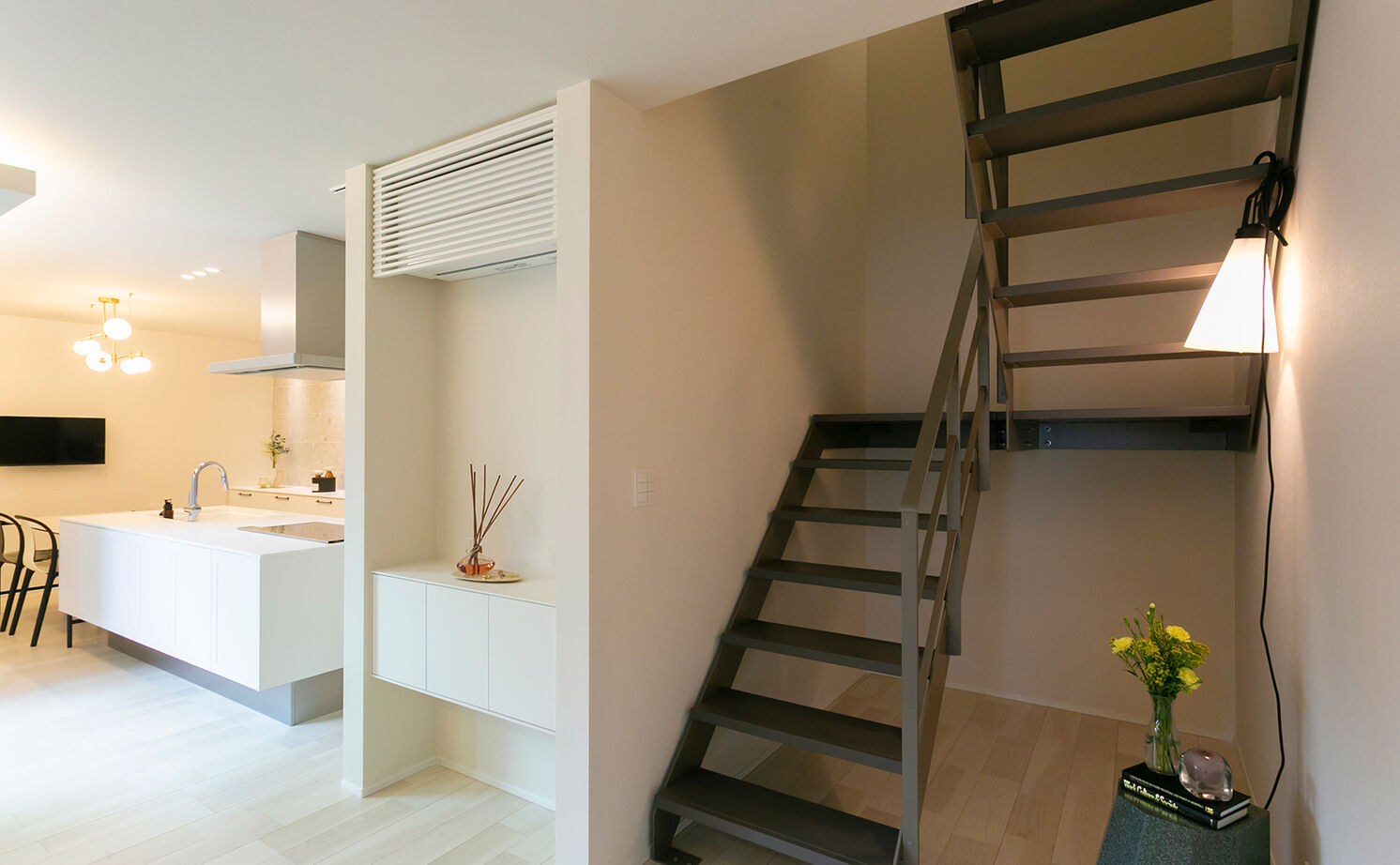 アイ工務店 【延床35.9坪／吹き抜け玄関／納戸／間取り図】オブジェのような照明が映える、白が基調のフェミニンな空間の建築実例画像15