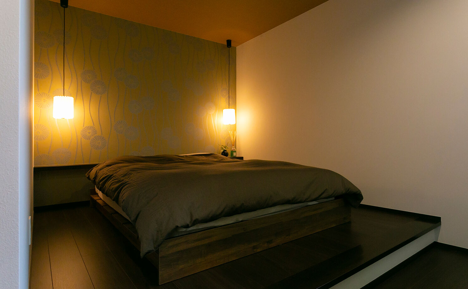 アイ工務店 【延床35.9坪／吹き抜け玄関／納戸／間取り図】オブジェのような照明が映える、白が基調のフェミニンな空間の建築実例画像16