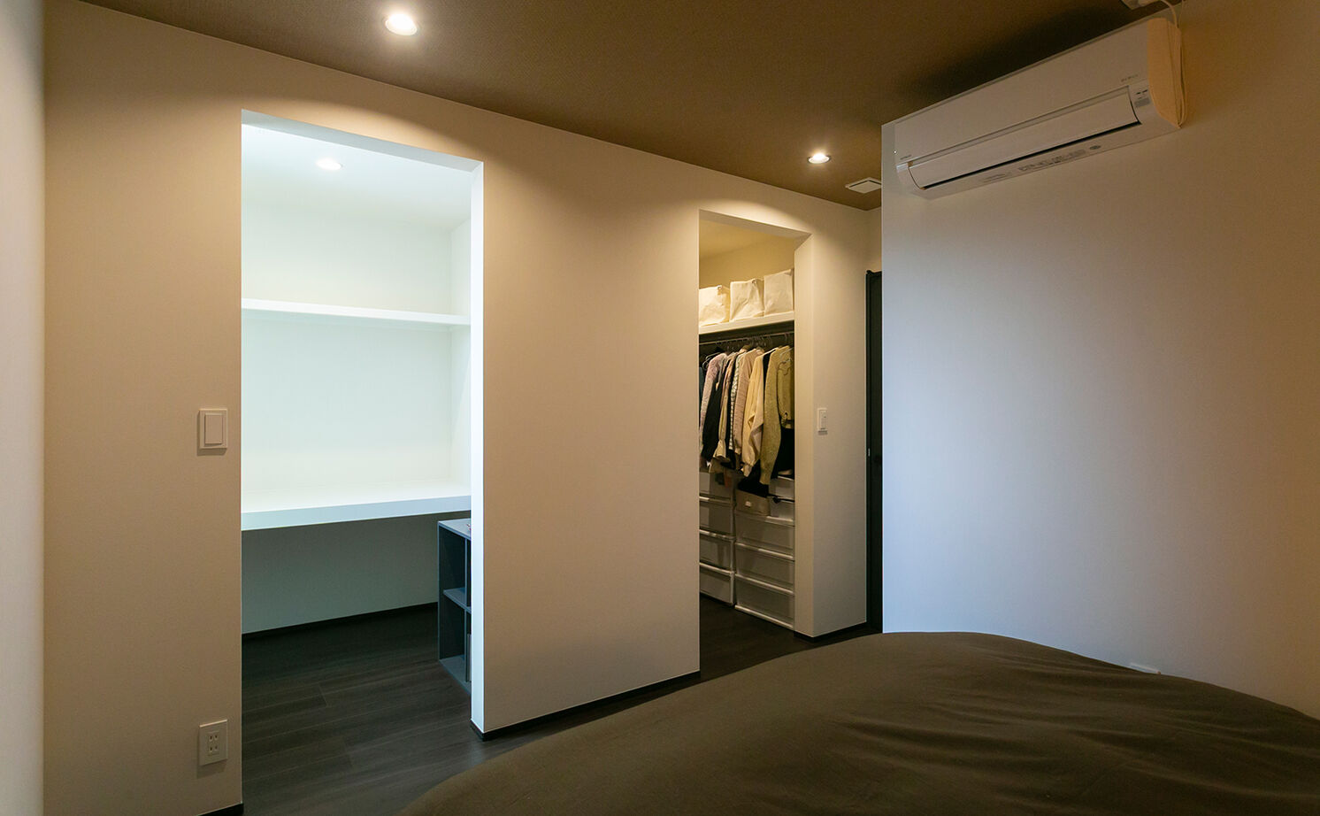 アイ工務店 【延床35.9坪／吹き抜け玄関／納戸／間取り図】オブジェのような照明が映える、白が基調のフェミニンな空間の建築実例画像17