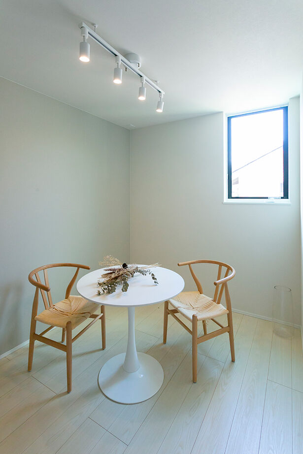 アイ工務店 【延床35.9坪／吹き抜け玄関／納戸／間取り図】オブジェのような照明が映える、白が基調のフェミニンな空間の建築実例画像18