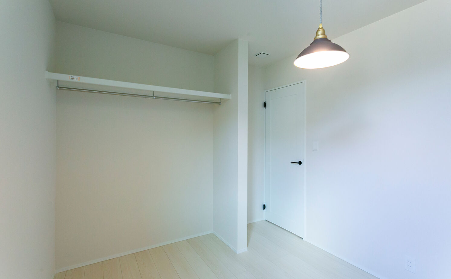 アイ工務店 【延床35.9坪／吹き抜け玄関／納戸／間取り図】オブジェのような照明が映える、白が基調のフェミニンな空間の建築実例画像20