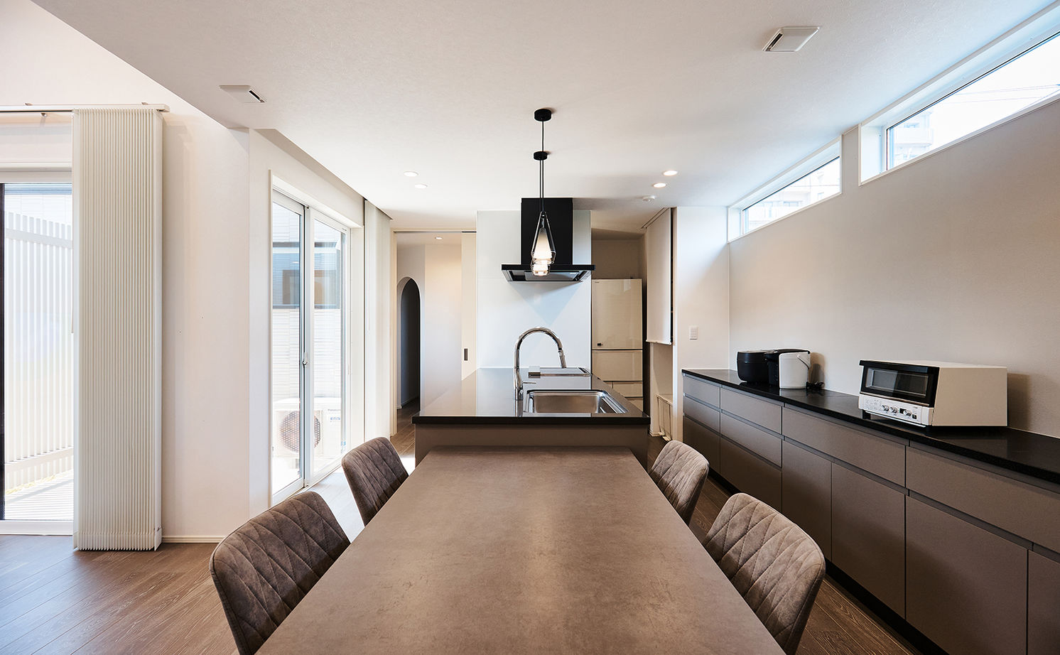 アイ工務店 【吹き抜け/2000万円台】リビングや小屋裏のシアタールームなど、高さを活かした設計で欲しい空間を実現の建築実例画像2