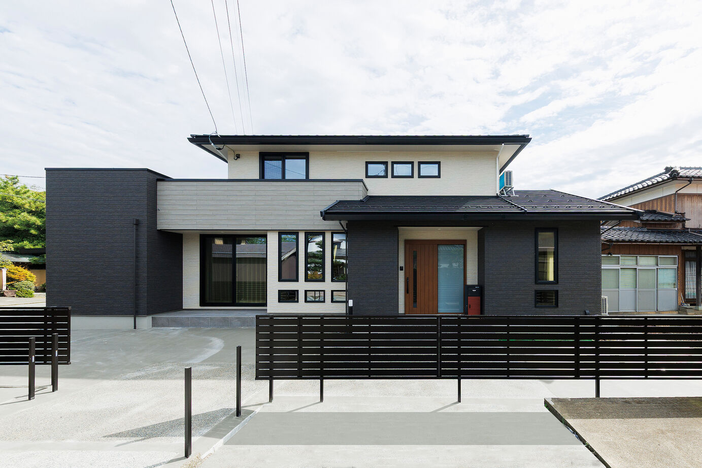 アイ工務店 【福井県/回遊動線/間取り図有】吹抜とスキップフロアの開放感。屋外～土間収納～水回りへつながる家の建築実例画像