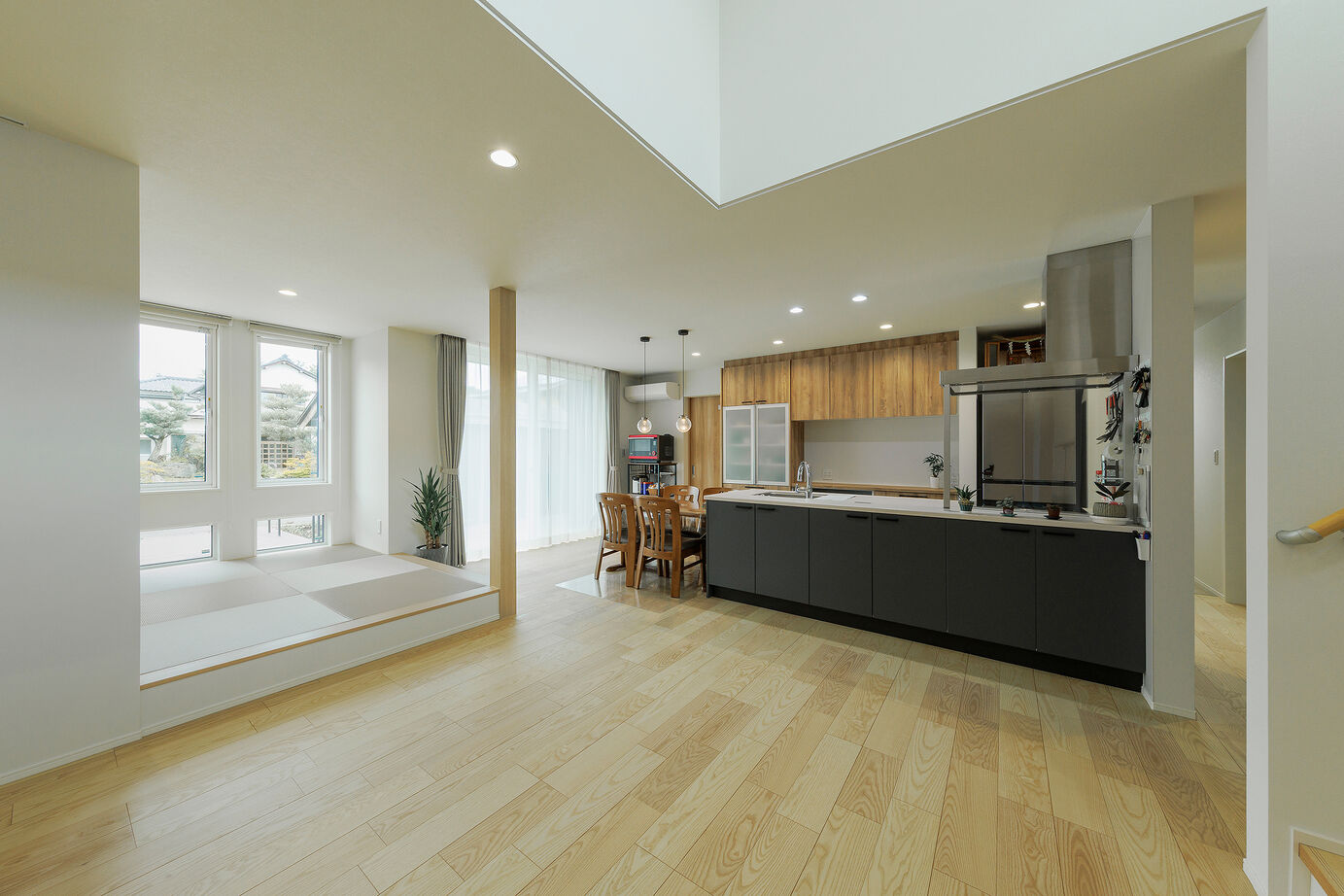 アイ工務店 【福井県/回遊動線/間取り図有】吹抜とスキップフロアの開放感。屋外～土間収納～水回りへつながる家の建築実例画像2