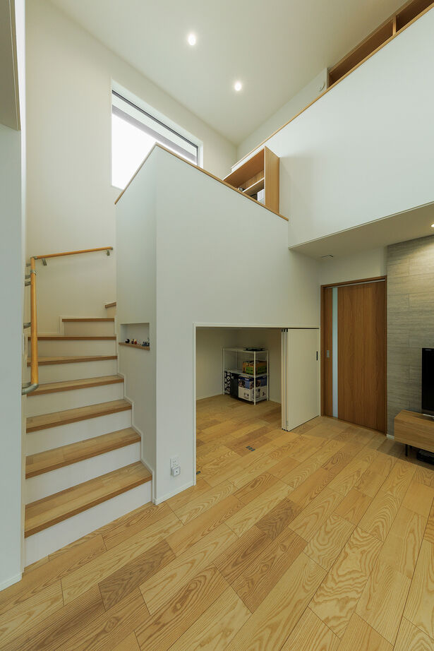 アイ工務店 【福井県/回遊動線/間取り図有】吹抜とスキップフロアの開放感。屋外～土間収納～水回りへつながる家の建築実例画像3