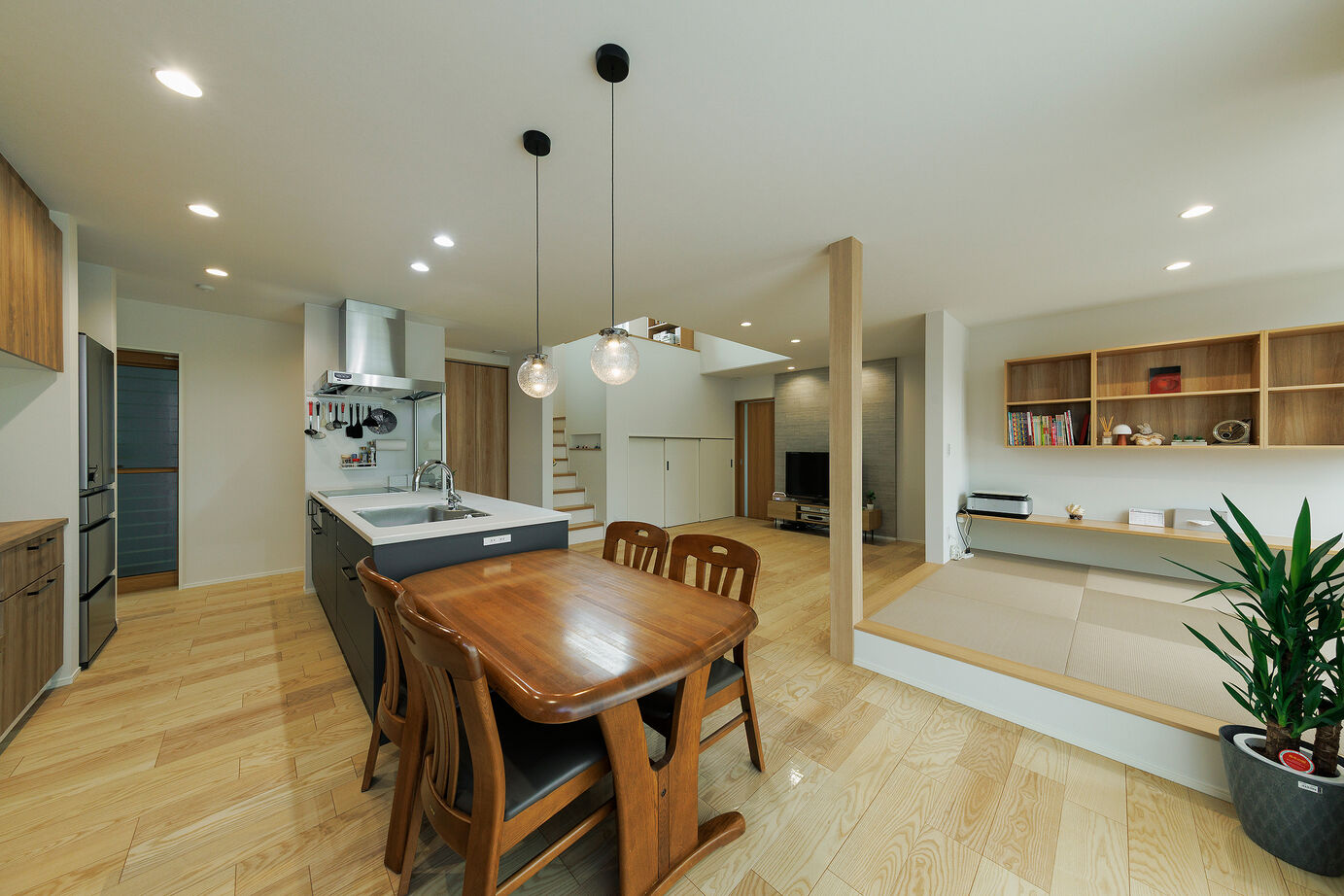 アイ工務店 【福井県/回遊動線/間取り図有】吹抜とスキップフロアの開放感。屋外～土間収納～水回りへつながる家の建築実例画像7