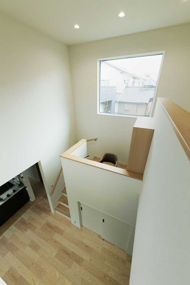 アイ工務店 【福井県/回遊動線/間取り図有】吹抜とスキップフロアの開放感。屋外～土間収納～水回りへつながる家の建築実例画像9