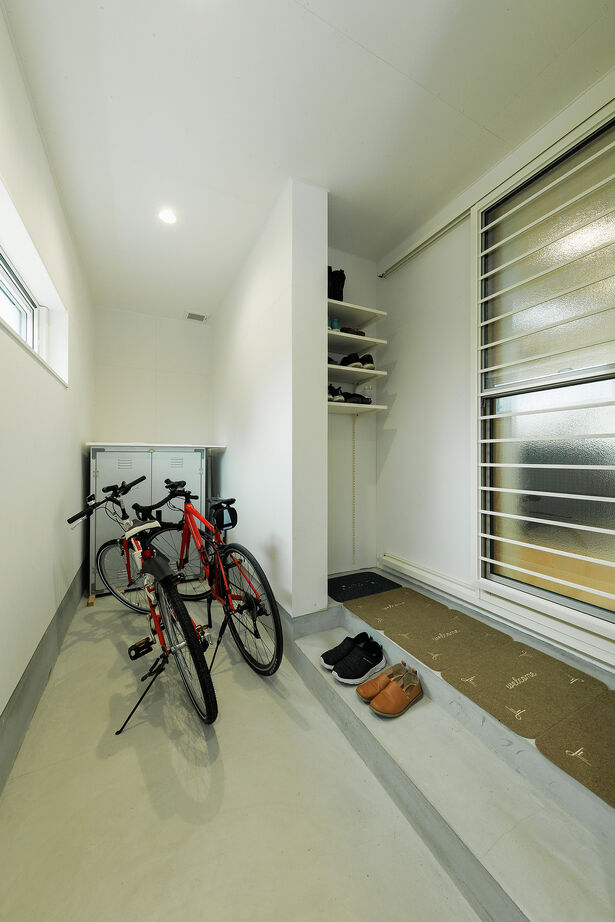 アイ工務店 【福井県/回遊動線/間取り図有】吹抜とスキップフロアの開放感。屋外～土間収納～水回りへつながる家の建築実例画像13