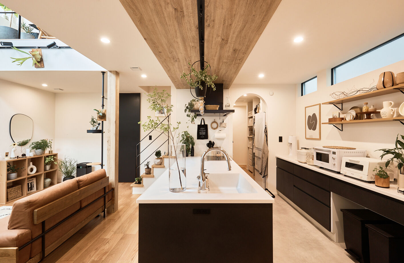 アイ工務店 【静岡県/2階建て/回遊導線】吹抜からの光に包まれる、お気に入りインテリアと植物に溢れる住まいの建築実例画像2