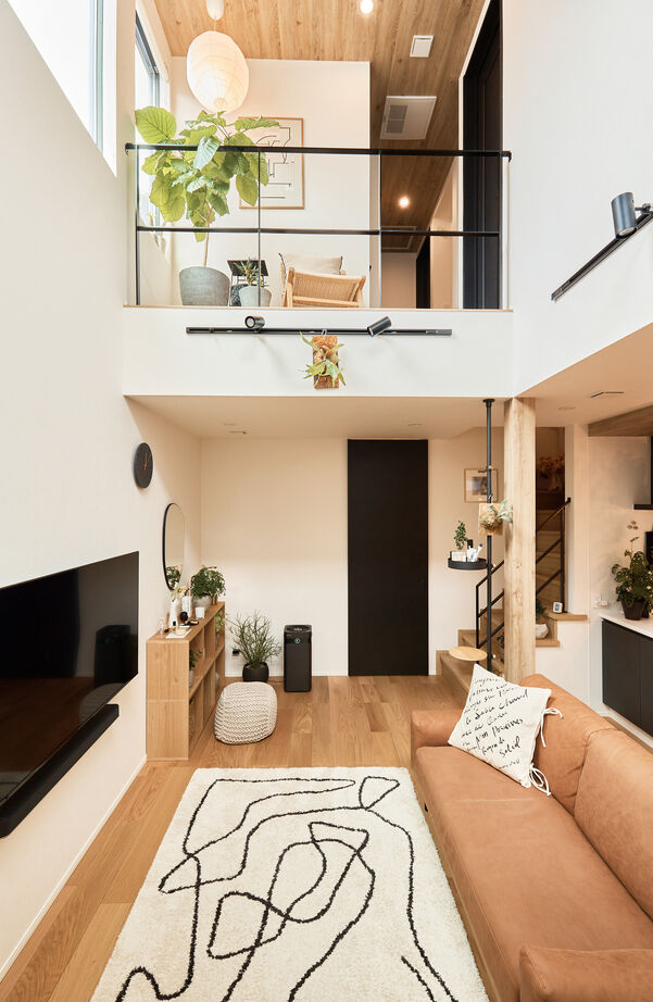 アイ工務店 【静岡県/2階建て/回遊導線】吹抜からの光に包まれる、お気に入りインテリアと植物に溢れる住まいの建築実例画像3