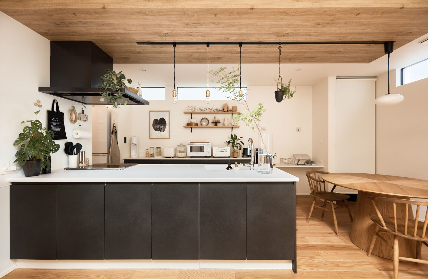 アイ工務店 【静岡県/2階建て/回遊導線】吹抜からの光に包まれる、お気に入りインテリアと植物に溢れる住まいの建築実例画像4