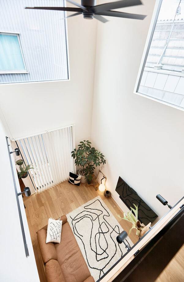 アイ工務店 【静岡県/2階建て/回遊導線】吹抜からの光に包まれる、お気に入りインテリアと植物に溢れる住まいの建築実例画像5