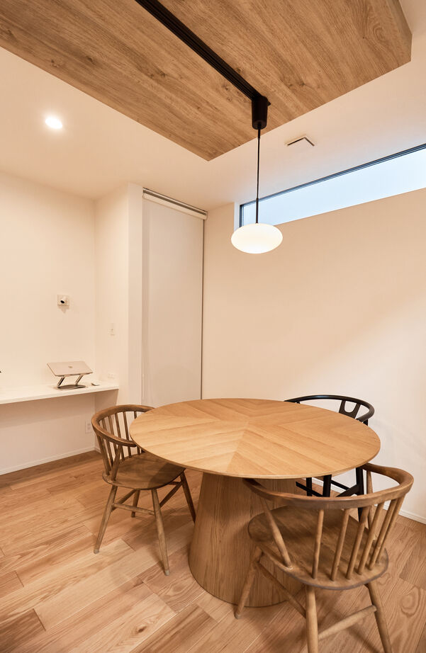 アイ工務店 【静岡県/2階建て/回遊導線】吹抜からの光に包まれる、お気に入りインテリアと植物に溢れる住まいの建築実例画像9