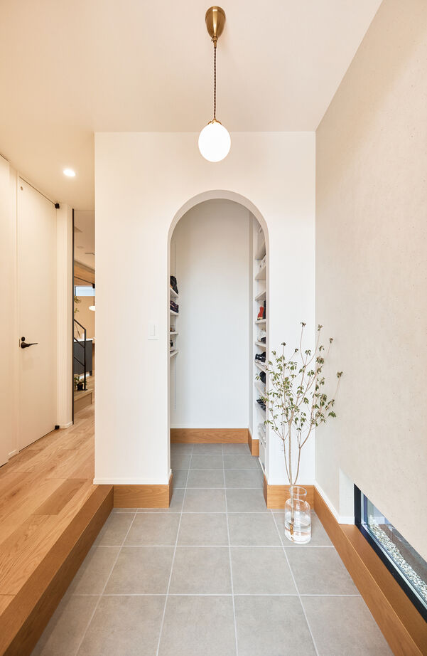 アイ工務店 【静岡県/2階建て/回遊導線】吹抜からの光に包まれる、お気に入りインテリアと植物に溢れる住まいの建築実例画像11