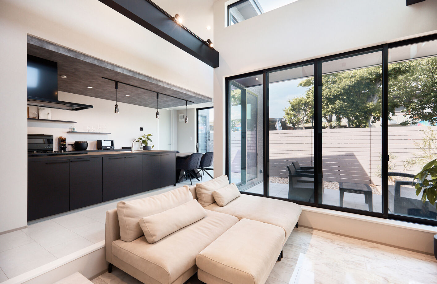 アイ工務店 【静岡県/半平屋/2000万円台】ダウンリビングと吹抜で開放感を追求した平屋風1.5階建ての建築実例画像2