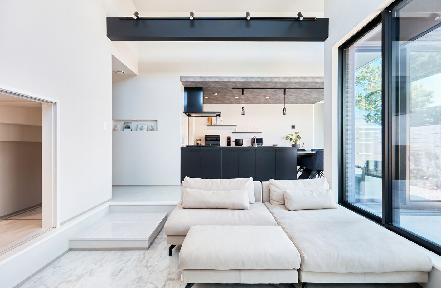 アイ工務店 【静岡県/半平屋/2000万円台】ダウンリビングと吹抜で開放感を追求した平屋風1.5階建ての建築実例画像4