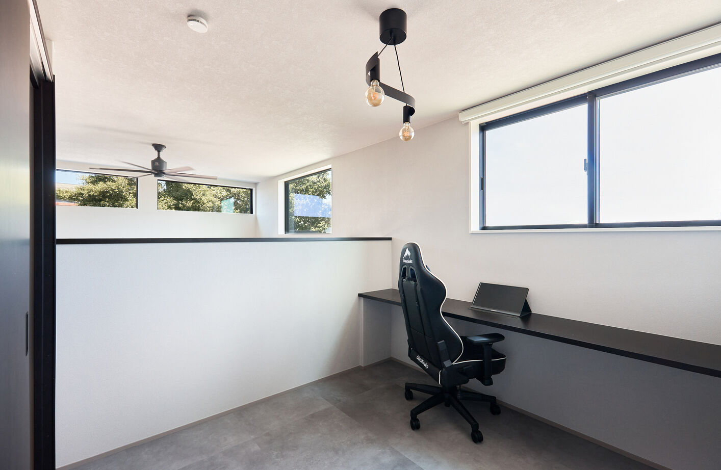 アイ工務店 【静岡県/半平屋/2000万円台】ダウンリビングと吹抜で開放感を追求した平屋風1.5階建ての建築実例画像8