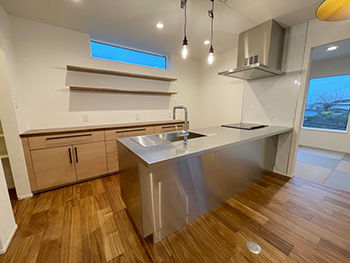 スローライフ住宅設計 【2100万円台／UA値0.29／C値0.2／耐震等級3】開放感のあるくつろぎリビングと、こだわりのカフェキッチンの建築実例画像4