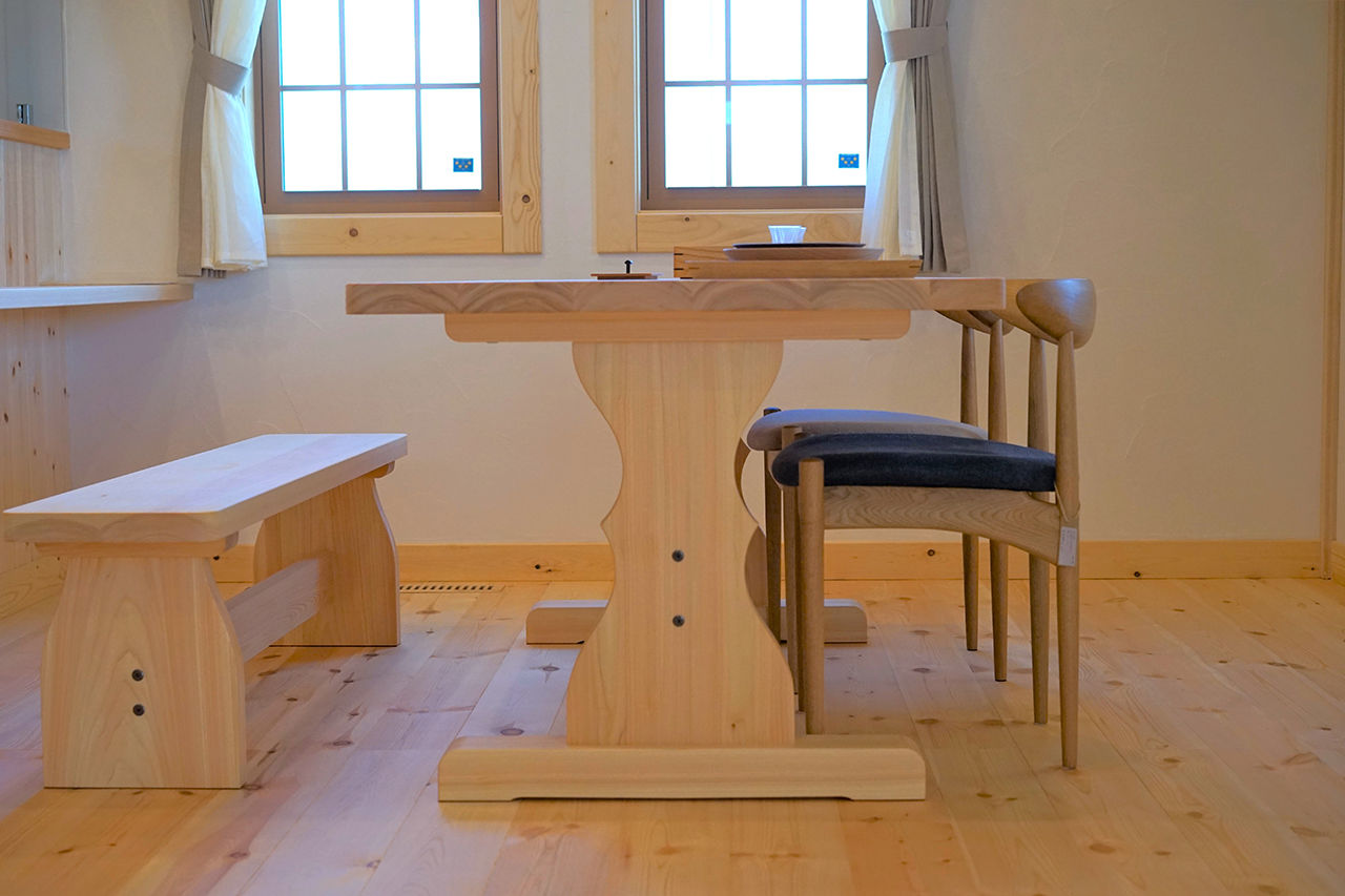 Roots工務店  「soboku」 【延床39坪/土地80坪】欧風デザイン/薪ストーブ/漆喰壁/家族でゆっくり過ごす、丁寧な暮らし/ガス式乾燥機の建築実例画像2