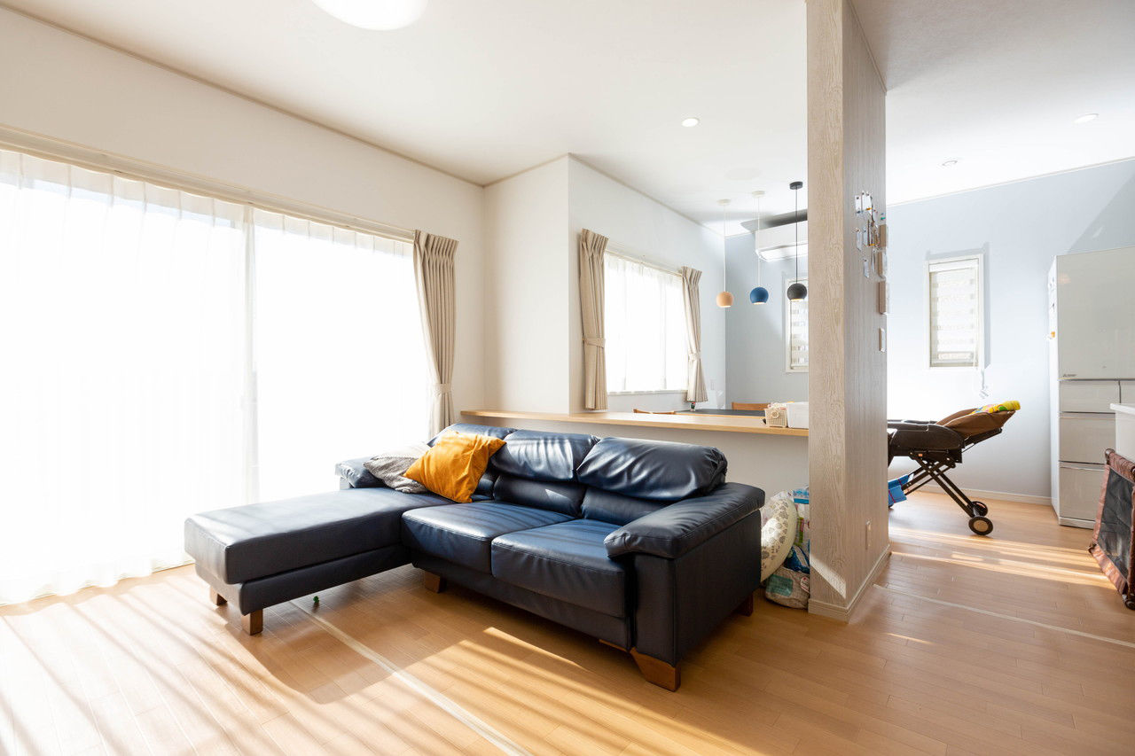 ヤマウラ 【ハイデザイン｜高性能外壁タイル｜ファミリークローゼット＆本棚】家族の想いが集い、毎日の子育ても快適の建築実例画像2