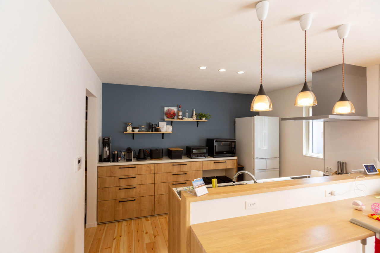 ヤマウラ 【カウンター付きキッチン｜こだわりデザイン】自由設計で実現したカフェのように心地よい家の建築実例画像3