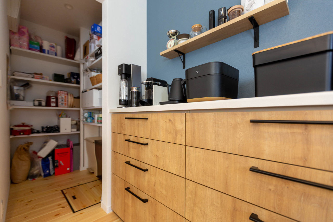 ヤマウラ 【カウンター付きキッチン｜こだわりデザイン】自由設計で実現したカフェのように心地よい家の建築実例画像4