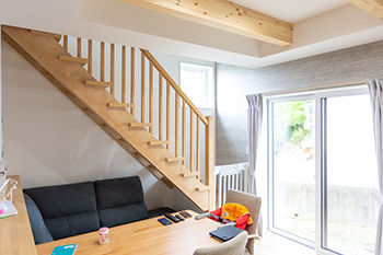 ヤマウラ 【2000～2499万円｜ナチュラルデザイン｜収納充実】開放的ながらもW断熱構造＆遮熱効果で信州の寒さも安心の建築実例画像2