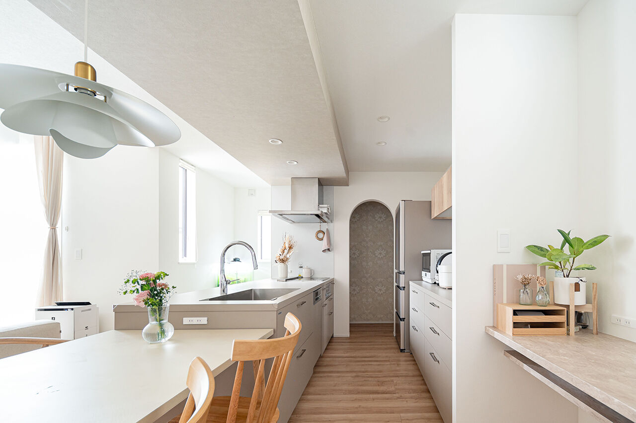 KOYO ARCHITECTS 【愛媛県伊予郡／30坪台／書斎】在宅ワーク用書斎あり／南側大開口でリビングが明るいホテルライクな住まいの建築実例画像4