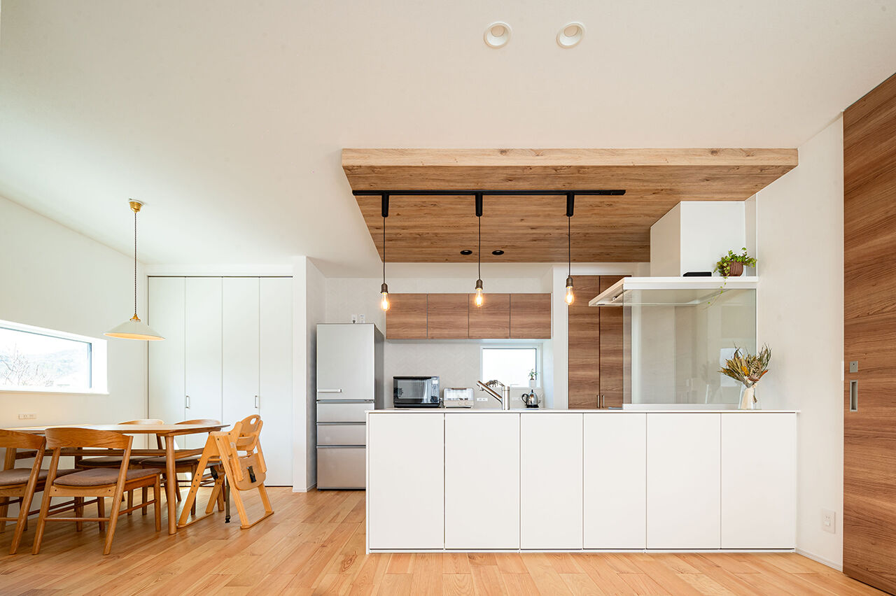 KOYO ARCHITECTS 【桜を眺める食卓】自然素材たっぷり/お子様の秘密基地とライブラリーのある家の建築実例画像