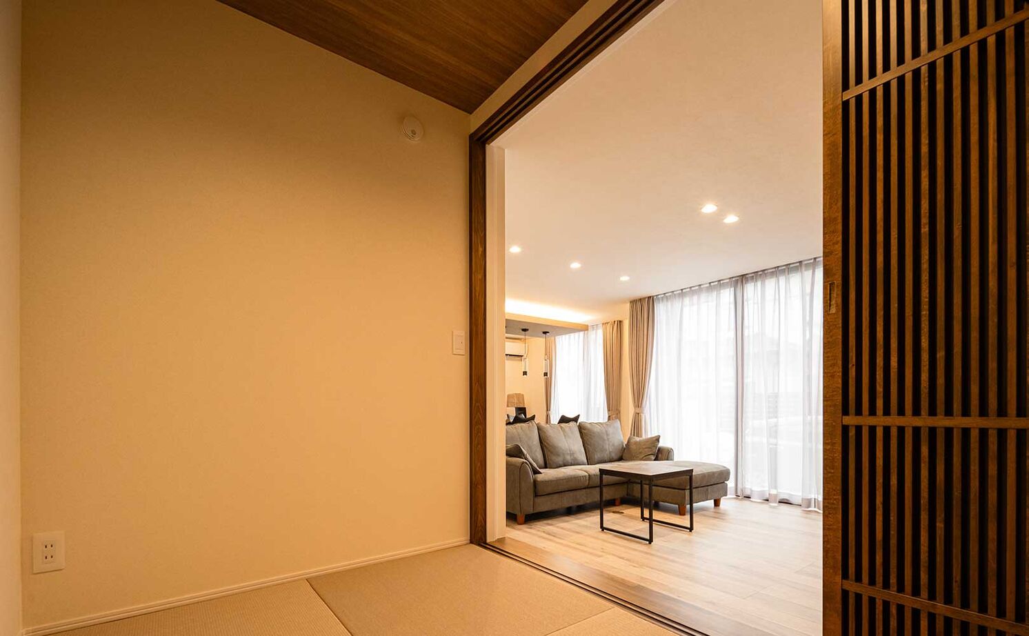 KOYO ARCHITECTS 【愛媛県松山市／30坪台／和モダン】格子戸と光がつなぐ、和モダンな住まいの建築実例画像6