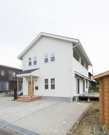 m建 無垢材の床に真っ白な塗り壁。オリジナルキッチンも叶えた完全オーダーメイドのナチュラルハウスの建築実例画像2