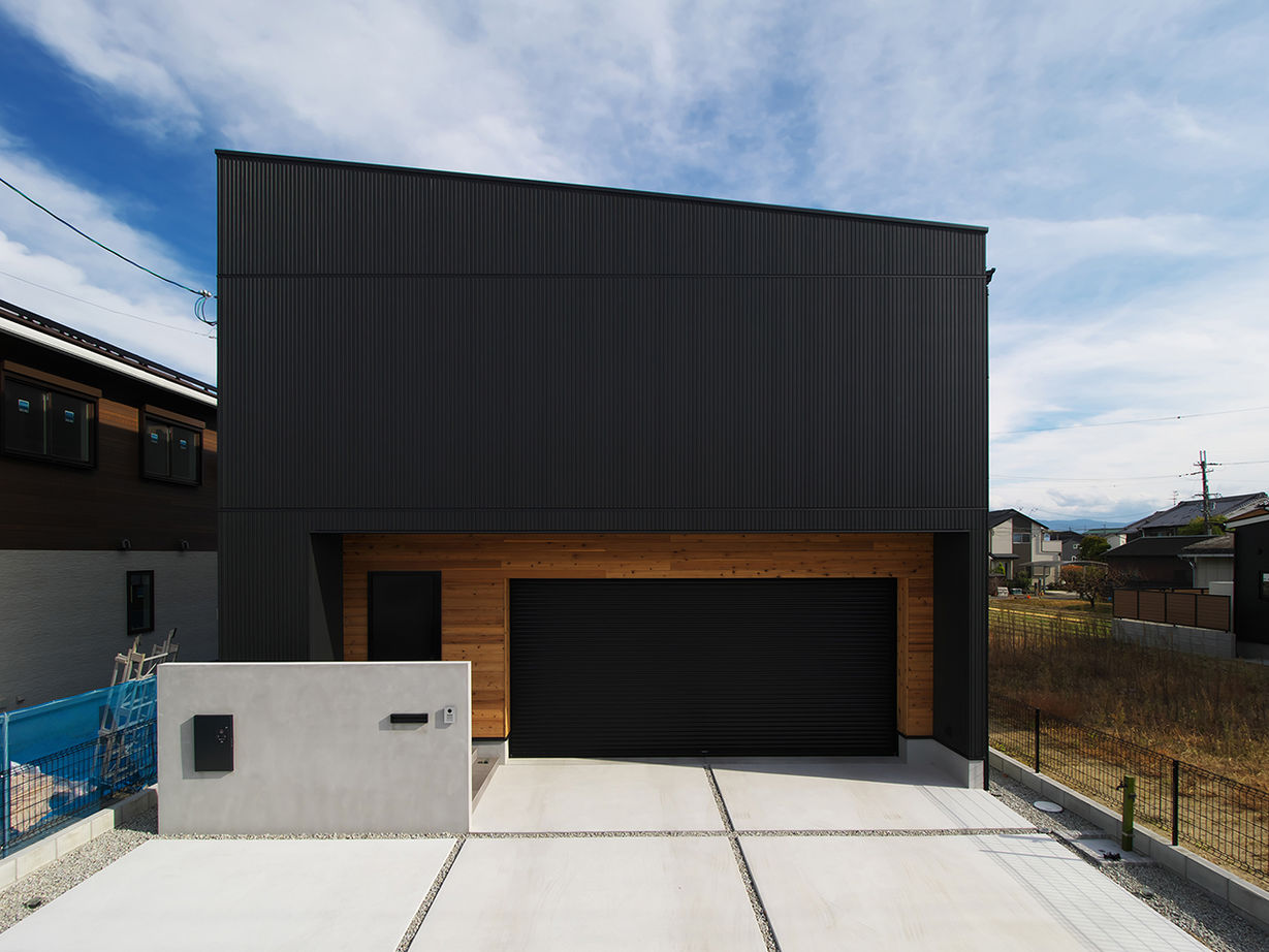 あおぞらホーム 【奈良県/3000万円台/間取り図】黒壁×杉板のコントラストがカッコいい、ビルトインガレージのある家の建築実例画像2