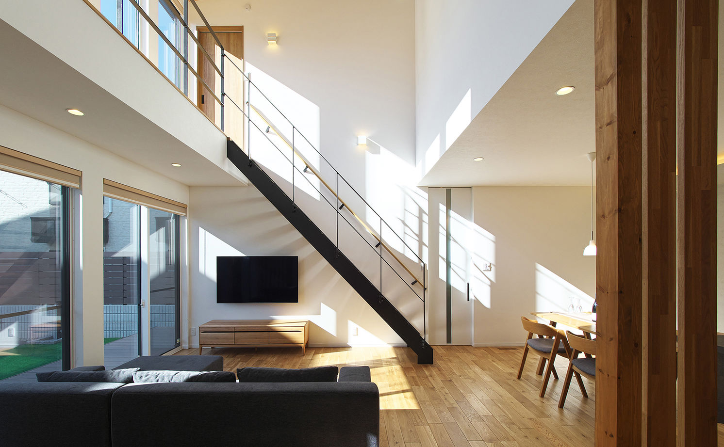 あおぞらホーム 【天理市/3000万円台/間取り図あり】吹き抜けを見上げると「あおぞら」が見える、陽だまりリビングのある家の建築実例画像3