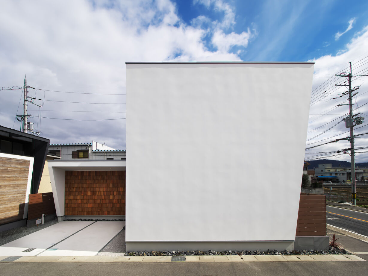 あおぞらホーム 【奈良/二階建て】白と木のコントラストが美しい。デザイン性と断熱性を両立したホテルライクな邸宅の建築実例画像