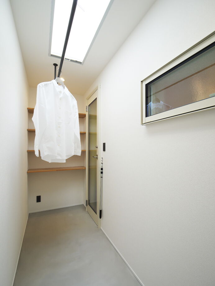 あおぞらホーム 【奈良/二階建て】白と木のコントラストが美しい。デザイン性と断熱性を両立したホテルライクな邸宅の建築実例画像9