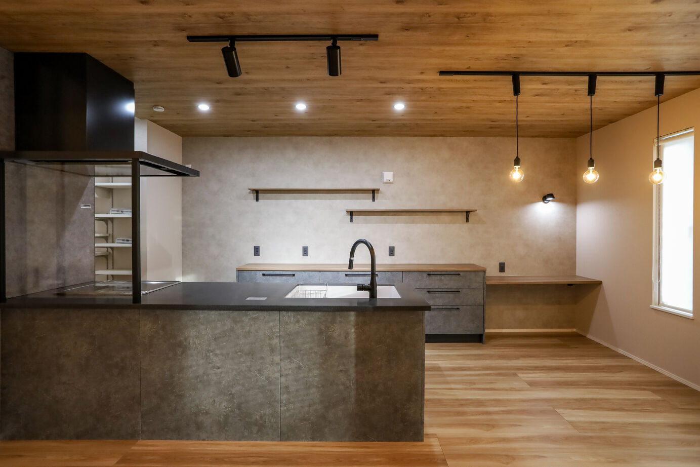 デワホーム 【収納充実】小上がりの畳スペースがお気に入り。おしゃれな木質感があたたかみを感じるお家の建築実例画像2