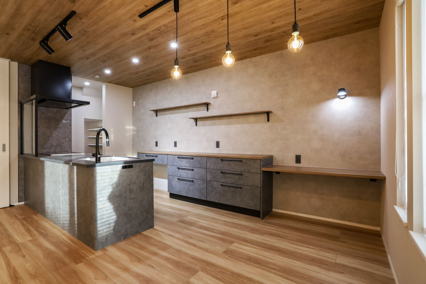 デワホーム 【収納充実】小上がりの畳スペースがお気に入り。おしゃれな木質感があたたかみを感じるお家の建築実例画像3