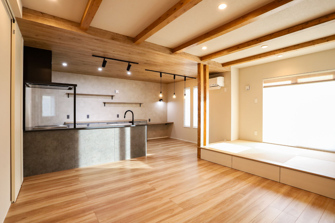 デワホーム 【収納充実】小上がりの畳スペースがお気に入り。おしゃれな木質感があたたかみを感じるお家の建築実例画像6