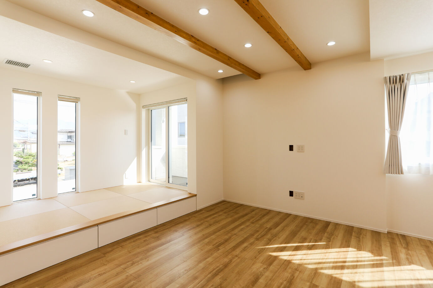 デワホーム 【全館空調】小上がりの畳スペースが居心地最高。明るくて開放的な2階リビングのお家の建築実例画像2