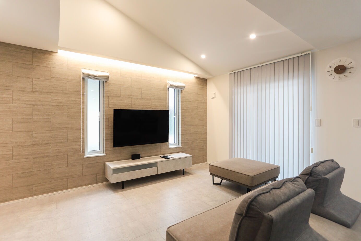 デワホーム すっきりとしたシンプルモダンテイスト、ダイナミックな勾配天井のある家の建築実例画像2