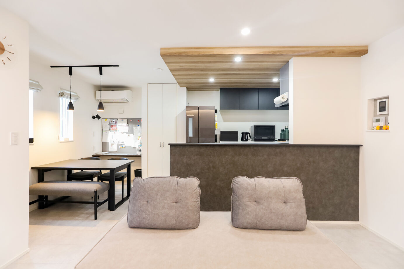 デワホーム すっきりとしたシンプルモダンテイスト、ダイナミックな勾配天井のある家の建築実例画像3