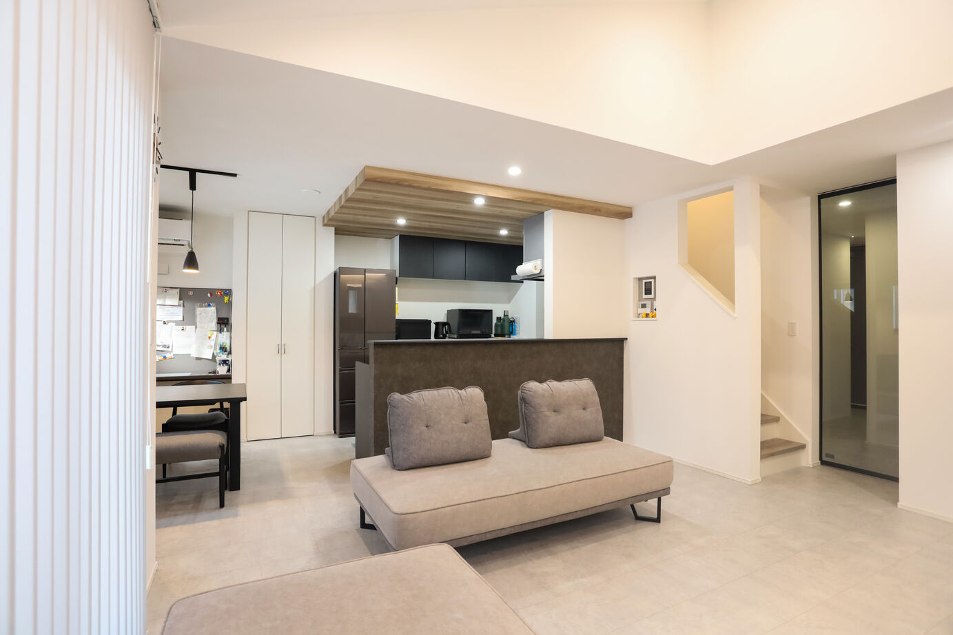 デワホーム すっきりとしたシンプルモダンテイスト、ダイナミックな勾配天井のある家の建築実例画像4